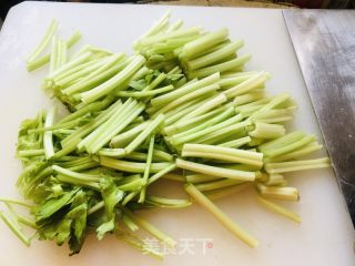 芹菜黄豆芽炒肉片的做法步骤：2