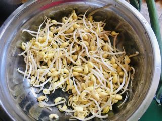 芹菜黄豆芽炒肉片的做法步骤：1