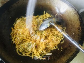 土豆丝炒酸菜的做法步骤：8