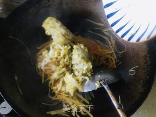 土豆丝炒酸菜的做法步骤：7