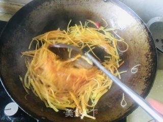 土豆丝炒酸菜的做法步骤：6