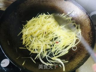土豆丝炒酸菜的做法步骤：4