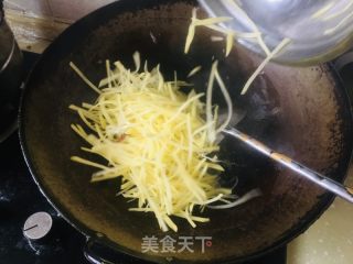 土豆丝炒酸菜的做法步骤：3