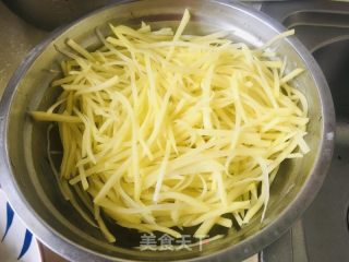 土豆丝炒酸菜的做法步骤：1