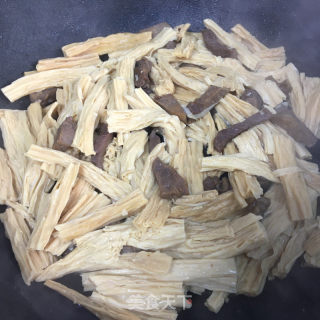 牛肉炒腐竹的做法步骤：6