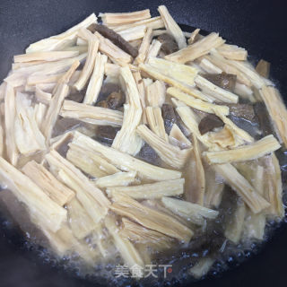牛肉炒腐竹的做法步骤：4