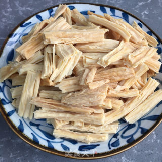 牛肉炒腐竹的做法步骤：1