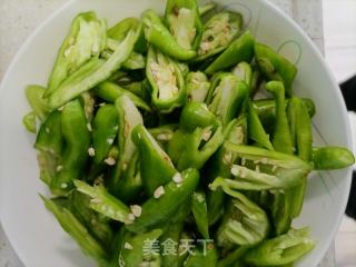 辣椒炒驴肉的做法步骤：1