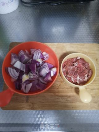 洋葱爆牛肉的做法步骤：2