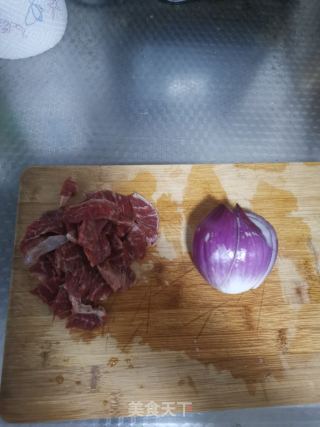 洋葱爆牛肉的做法步骤：1