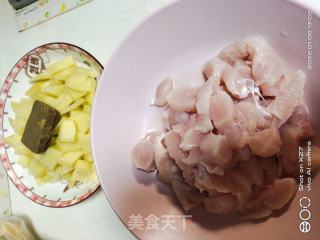 鸡胸肉咖喱土豆的做法步骤：1