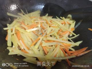 胡萝卜炒土豆丝的做法步骤：5