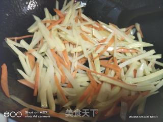 胡萝卜炒土豆丝的做法步骤：3