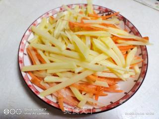 胡萝卜炒土豆丝的做法步骤：1