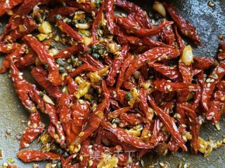 孜然辣椒煸小肠的做法步骤：3