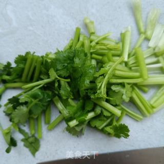 香菜拌海参的做法步骤：2