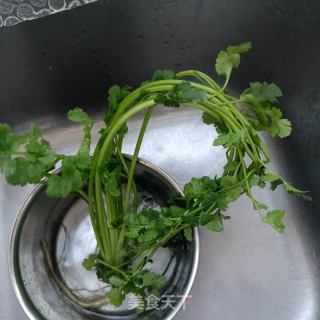 香菜拌海参的做法步骤：1