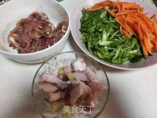 瘦肉炒青椒丝的做法步骤：1