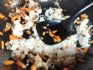 胡萝卜烤鸭肉炒饭的做法步骤：4