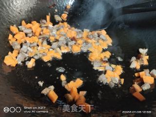 胡萝卜烤鸭肉炒饭的做法步骤：2