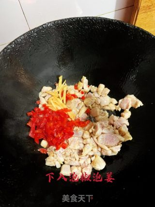 彩椒炒鸡丁的做法步骤：7