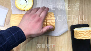家常虎皮蛋糕卷，第一次做丑了点，但是很好吃哦，虎年要虎虎生威，快来做一个吧。的做法步骤：22