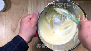 家常虎皮蛋糕卷，第一次做丑了点，但是很好吃哦，虎年要虎虎生威，快来做一个吧。的做法步骤：13