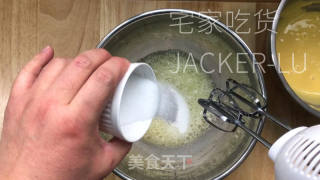 家常虎皮蛋糕卷，第一次做丑了点，但是很好吃哦，虎年要虎虎生威，快来做一个吧。的做法步骤：10