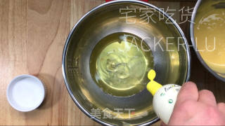家常虎皮蛋糕卷，第一次做丑了点，但是很好吃哦，虎年要虎虎生威，快来做一个吧。的做法步骤：9