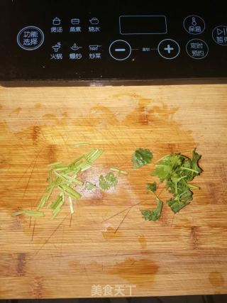 番茄浓汤汆肉片的做法步骤：2