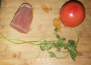 番茄浓汤汆肉片的做法步骤：1