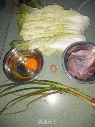 白菜肉卷的做法步骤：1