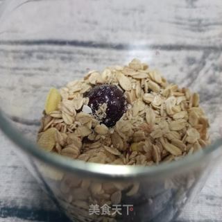 车厘子麦片拌酸奶的做法步骤：5