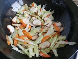 香菇胡萝卜炒佛手瓜的做法步骤：5