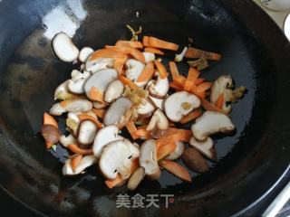 香菇胡萝卜炒佛手瓜的做法步骤：4