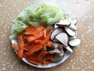 香菇胡萝卜炒佛手瓜的做法步骤：1