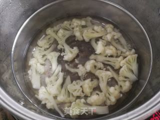 蒜泥牛肉酱拌花菜的做法步骤：2