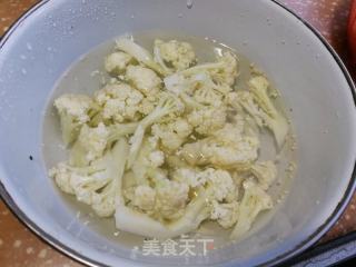 蒜泥牛肉酱拌花菜的做法步骤：1