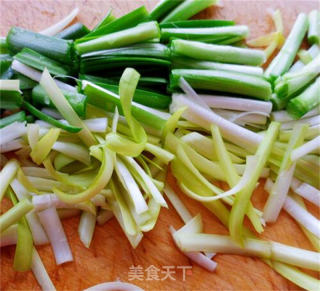 双韭炒鱿鱼的做法步骤：2
