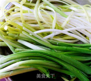 双韭炒鱿鱼的做法步骤：1