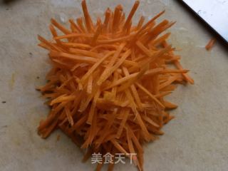 胡萝卜葱白拌千张丝的做法步骤：1