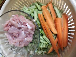 肉丝烧四季豆的做法步骤：1
