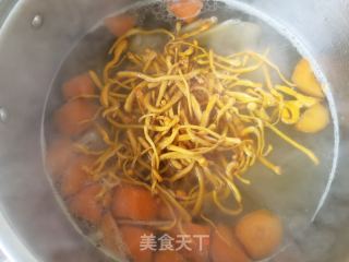 胡萝卜虫草花排骨汤的做法步骤：11