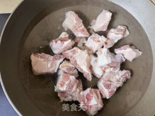 胡萝卜虫草花排骨汤的做法步骤：2