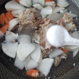 “羊肉”白萝卜炖羊肉骨的做法步骤：4