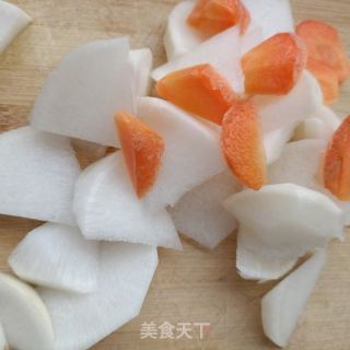 “羊肉”白萝卜炖羊肉骨的做法步骤：1