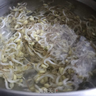 香菜拌绿豆芽的做法步骤：2