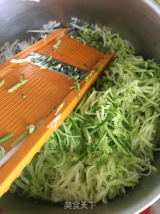 小茴香萝卜饺的做法步骤：1