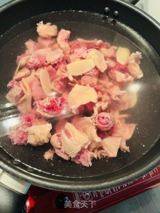鸽子海参汤的做法步骤：1