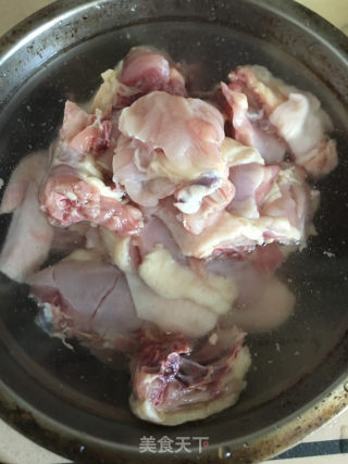蒜苗炒鸡的做法步骤：1